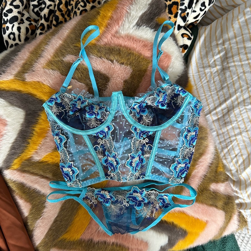 pickle. Elegant Blue Lace Lingerie Set